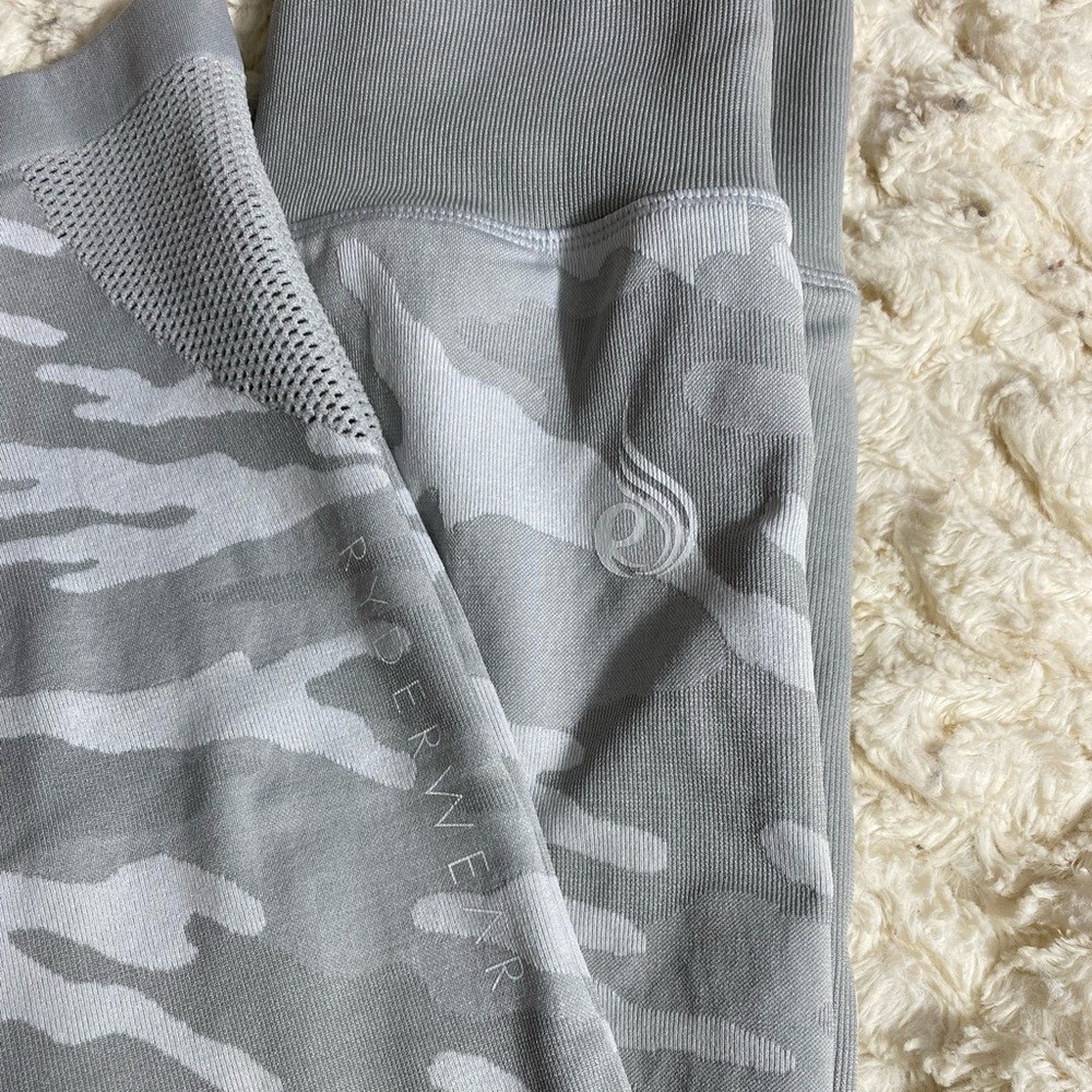 Seamless camo leggings